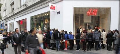 Clientes en una tienda de la cadena H&amp;M en Madrid.