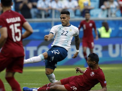 Lautaro Martinez marca el primer gol de Argentina ante Qatar. 