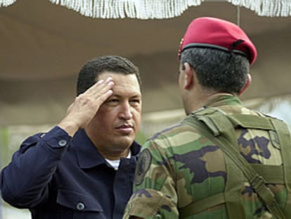 El presidente Hugo Chávez saluda al general de la Fuerza Aérea Raúl Baduel en la base de paracaidistas de Maracay.