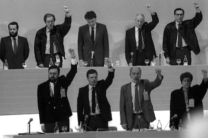 Madrid, 24 de enero de 1988. En la fila de arriba, de izquierda a derecha, Francisco Fernández Marugán, Txiqui Benegas, Felipe González, Ramón Rubial y Alfonso Guerra cantando <i>La Internacional</i> durante el XXXI Congreso del Partido Socialista Obrero Español.