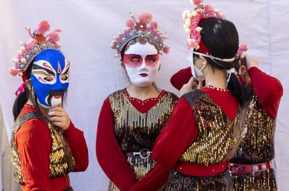 Comunidades asiáticas de todo el mundo se juntan para esta celebración. En la imagen, unas chicas se visten para interpretar una danza en las celebraciones que se hacen en Barcelona.