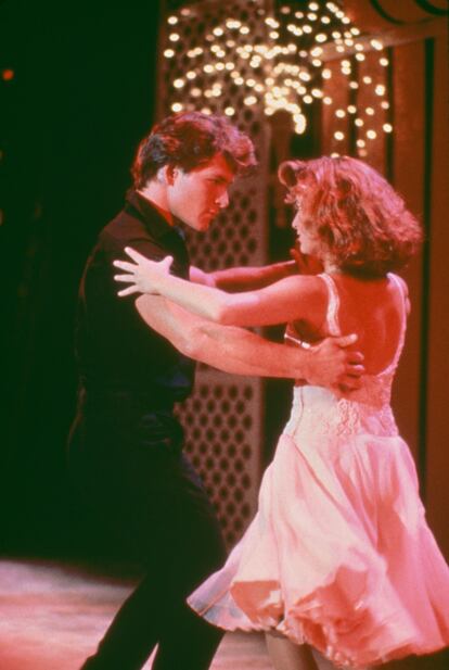 Los actores Patrick Swayze y Jennifer Gray en una escena de baile de la película Dirty Dancing, 1987.