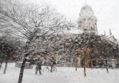 La catedral francesa del Gendarmenmarkt en Berlín bajo una fuerte nevada