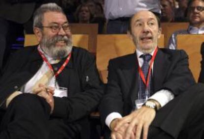 El secretario general de UGT, Cándido Méndez (i), junto al secretario general del PSOE, Alfredo Pérez Rubalcaba (d), durante el IX Congreso de FSP-UGT que se celebra en Madrid bajo el lema "Somos derechos".