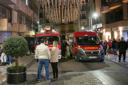 Dos vehculos de bomberos en una imagen de archivo.