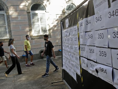 Eleitores passam por cartazes com números de seções de votação na região do Flamengo, no Rio, no último domingo.