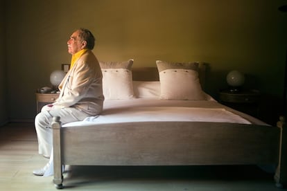 Gabriel García Márquez, sentado en la cama del dormitorio de su casa en Cartagena de Indias (Colombia), en enero de 2009