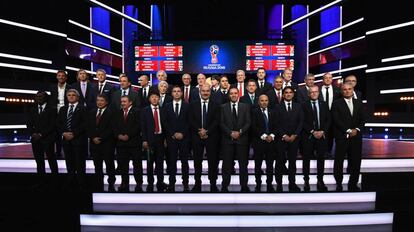  Os treinadores das seleções classificadas posam para foto no palco onde foi realizado o sorteio. 