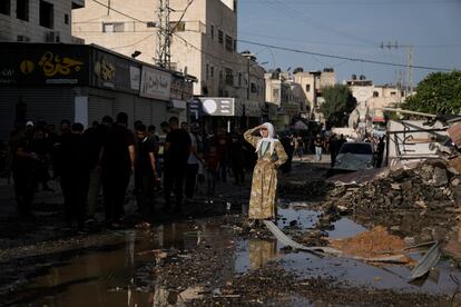 Una mujer observa la destrucción causada tras el impacto de un misil israelí en el campo de refugiados de Yenín, en Cisjordania, este lunes. 