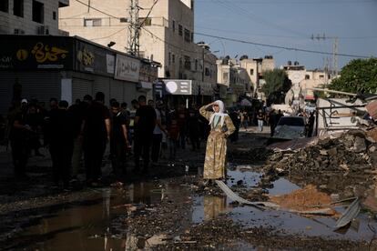 Una mujer observa la destrucción causada tras el impacto de un misil israelí en el campo de refugiados de Yenín, en Cisjordania, este lunes.