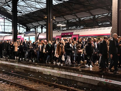 Andén abarrotado de viajeros en la estación Saint-Lazare en París, durante una huelga de la compañía ferroviaria estatal francesa SNCF, el 16 de diciembre de 2019.