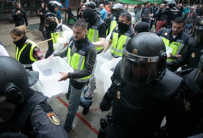 Nunca debimos llegar a la situación de ayer, víctimas de un presidente autista, una derecha incompetente, una izquierda perdida, una sociedad civil anodina, unos dirigentes catalanes sin ética, y unos periodistas irresponsables. Las actuaciones policiales fueron incorrectas, pero esto no puede hacer pasar a un segundo plano lo realmente importante, el acto de sedición del Gobierno catalán que cobardemente se escondió detrás de ciudadanos, posiblemente engañados, posiblemente bien intencionados.