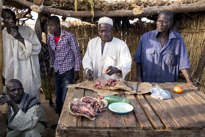 Quando Balas Fatah vivia em Assaga, no lado nigeriano da fronteira, era açougueiro. Agora que se deslocou ao Níger com sua família por causa da violência do Boko Haram, continua exercendo a mesma profissão. “Mas aqui a carne é mais cara, não há gado praticamente, e tenho de vendê-la pelo dobro do preço. E quase ninguém tem dinheiro para comprar”, explica. Ao longo dos meses, os refugiados e deslocados que chegaram sem nada vão se instalando e se nota a diferença entre os recém-chegados e os veteranos. Nos assentamentos estão surgindo pequenas lojas, mesas de açougueiro como a de Fatah, bancas de venda de tabaco e especiarias, postos de conserto de telefones celulares ou de sapatos. Além disso, abrigos improvisados estão se transformando gradualmente em casas de barro primeiro e até de tijolo e cimento depois. “Estamos assistindo ao nascimento da nova Diffa”, afirma Benoit Moreno, porta-voz do ACNUR no Níger.