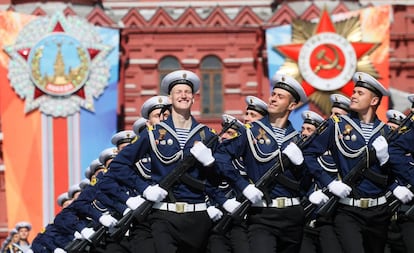 Soldados participan en las celebraciones del Día de la Victoria en Moscú (Rusia).
