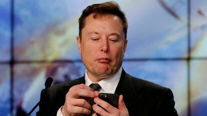 Elon Musk consulta su teléfono móvil en Cabo Cañaveral (Florida), en enero de 2020.