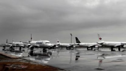 Aviones de Spanair en el aeropuerto del Prat tras el cese de la compañía
