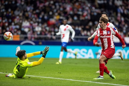 Antoine Griezmann marca el cuarto gol del Atlético ante el Rayo Majadahonda antes de tener que retirarse lesionado.