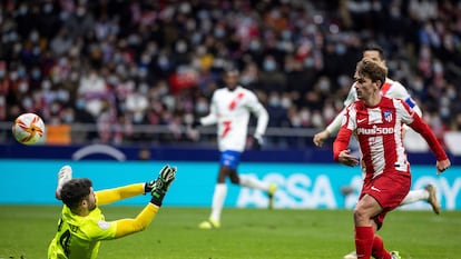 Antoine Griezmann marca el cuarto gol del Atlético ante el Rayo Majadahonda antes de tener que retirarse lesionado.