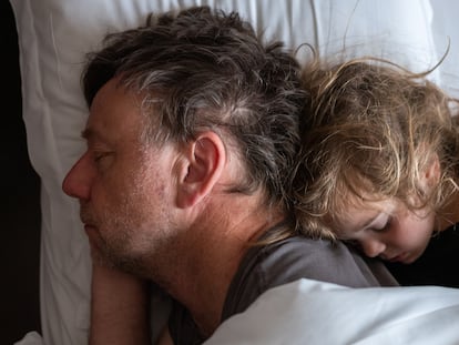 A la hora de dormir, de lo que se trata es de ir poco a poco adaptándonos, el niño y el adulto, a los ritmos de sueño y las necesidades.