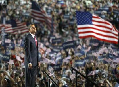 El candidato demócrata a la Casa Blanca, Barack Obama, en el escenario de su discurso en la madrugada de ayer en Denver.