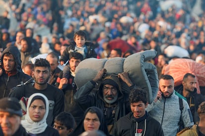 Palestinos desplazados regresan a sus casas en el norte de la Franja, este lunes.