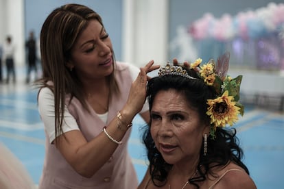 Una quinceañera es coronada durante el evento.