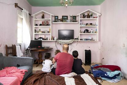 Djamal Zatout, en el salón de la casa en la que vivía junto a sus tres hijos, Kheira, Halima y Mustapha.