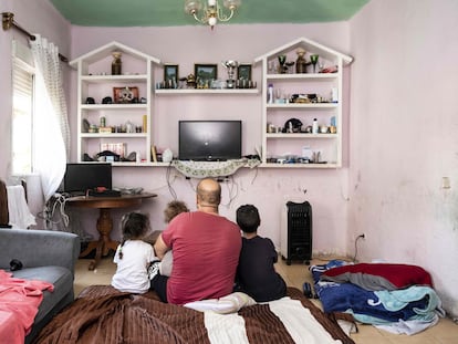 Djamel Zatout, en el salón de su casa junto a sus tres hijos, Kheira, Halima y Mustapha.