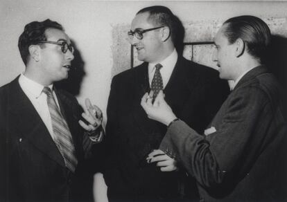 En la imagen se puede contemplar, en el centro a José LuisSampedro, y a su derecha, Antonio Buero Vallejo, en 1955.