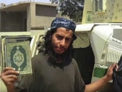 Captura de video publicado por el Estado Isl&aacute;mico de Abdelhamid Abaaoud.