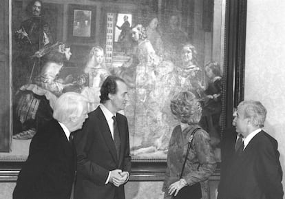 Los reyes, Juan Carlos y Sofía, en enero de 1990, acompañados por los entonces ministro de Cultura, Jorge Semprún, y el director del Museo del Prado, Alfonso Pérez Sánchez, frente a 'Las Meninas' de Velázquez. 