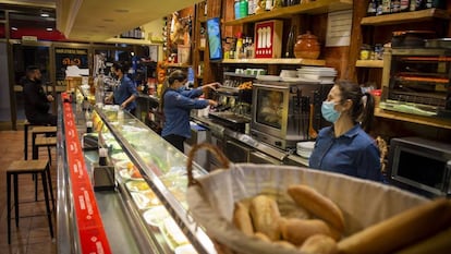 Tres empleados de una cafetería.