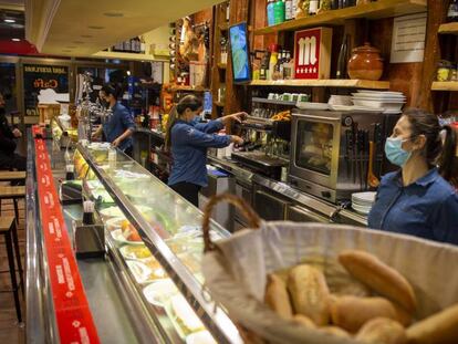 Tres empleados de una cafetería.