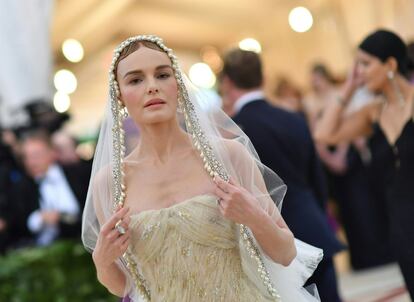 La actriz Kate Bosworth con un vestido de factura nupcial de Oscar de la Renta y un tul con perlas.