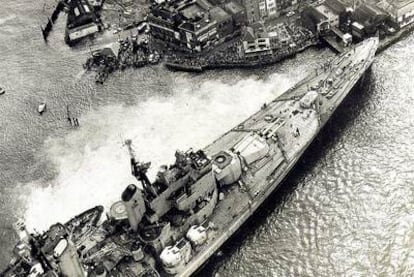 El acorazado británico <i>HMS Vanguard</i> encallado en el Point, Old Portsmouth (agosto de 1960).