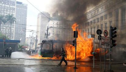 Ônibus incendiado no Viaduto do Chá.