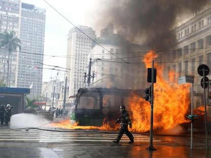 Ônibus incendiado no Viaduto do Chá.