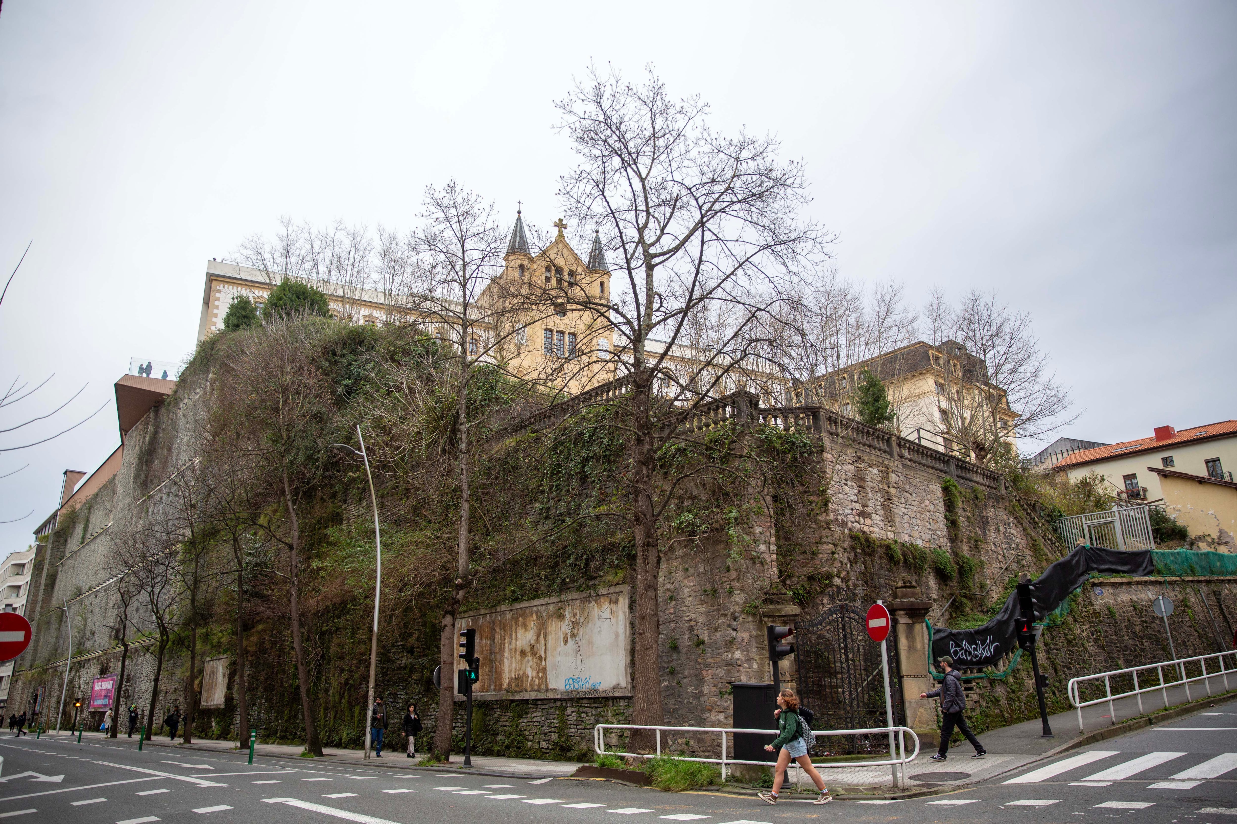 Imagen que presenta en la actualidad el muro de San Bartolomé, en San Sebastián.