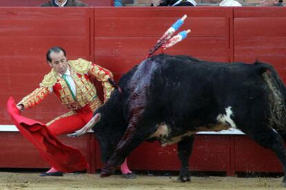 Luis Francisco Esplá, en el inicio de su faena al tercer toro de la tarde.