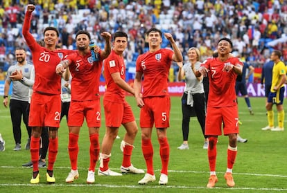 Os jogadores ingleses comemoram a classificação para as semifinais depois de derrotar a Suécia.