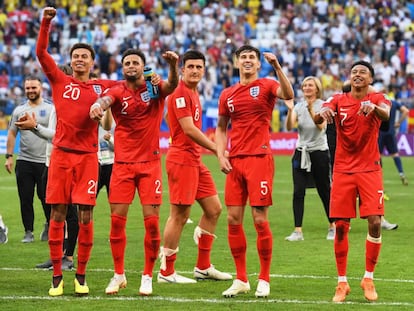 Os jogadores ingleses comemoram a classificação para as semifinais depois de derrotar a Suécia.