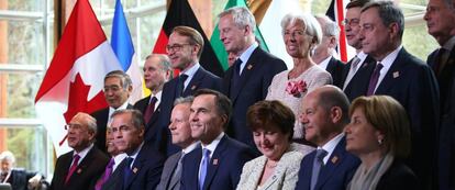 Representantes del FMI, el BCE y los principales bancos centrales del mundo, en la reunión del grupo de los 7, celebrada ayer en Whistler (Canadá).