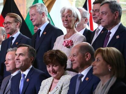 Representantes del FMI, el BCE y los principales bancos centrales del mundo, en la reunión del grupo de los 7, celebrada ayer en Whistler (Canadá).