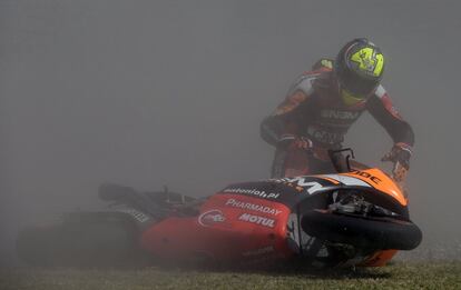 Aleix Espargaro se cae en Termas de Rio Hondo