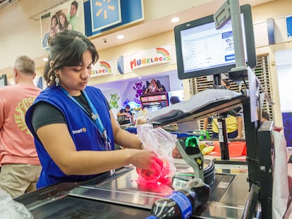 Una trabajadora de Walmart factura las compras de un cliente en Merida, Mexico.