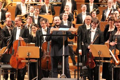 Caras de satisfacción en Andris Nelsons y sus músicos al final del concierto en el Auditorio Nacional.