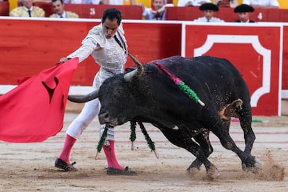 Luis Bolívar, en su primer toro.
