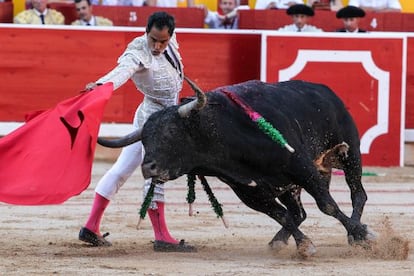 Luis Bol&iacute;var, en su primer toro.