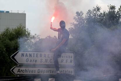 Un manifestante sujeta una bengala durante las protestas en Nanterre, este jueves.