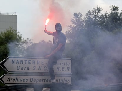 Un manifestante sujeta una bengala durante las protestas en Nanterre, este jueves.